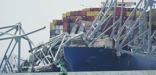 V americkém Baltimoru se po kolizi s nákladní lodí zřítil silniční most 